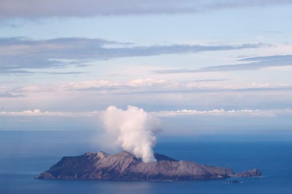 新西兰怀特岛火山喷发造成22人死亡，管理该火山的公司被判违反安全规定 