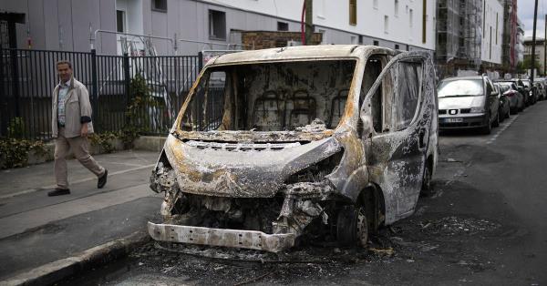 法国警方杀害青少年引发的骚乱已进入第五个晚上，有迹象表明暴力有所缓和 