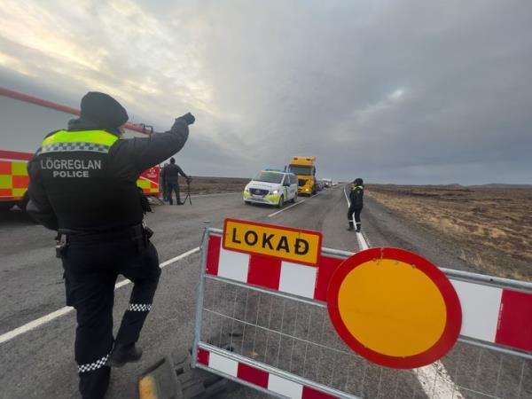 Police direct traffic out of Grindavik on Nov. 14. For the second day, residents were allowed to collect perso<em></em>nal belo<em></em>ngings quickly. 