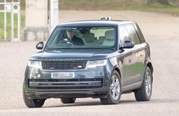  The Duke of York, 63, cut a lo<em></em>nely figure as he drove out from his home, Royal Lodge, yesterday at the wheel of a green Range Rover.<em></em>
<em></em>
