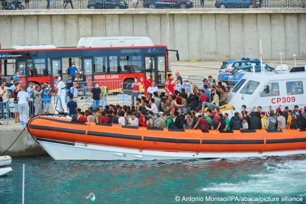 More than 450 migrants and asylum seekers arrived at the port of Catanzaro, Italy on August 24, 2022 | Photo: Anto<em></em>nio Moniaci/IPA/abaca/picture alliance